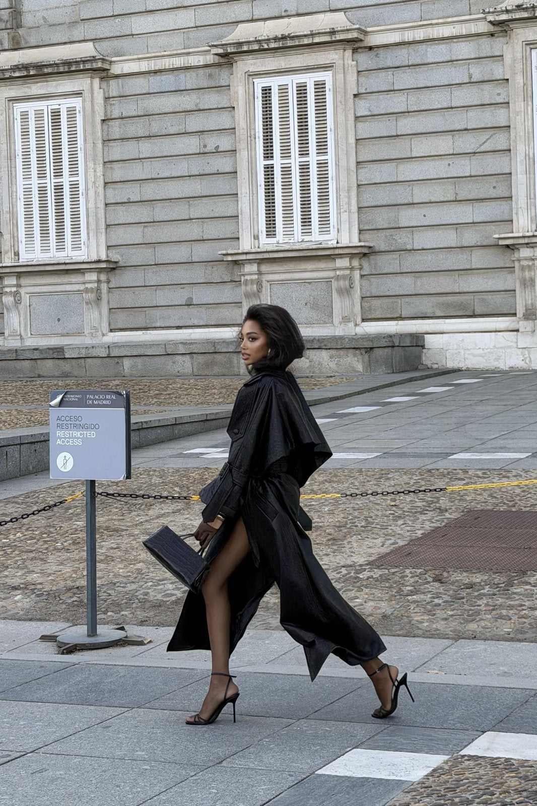 GABARDINA MARRÓN OSCURO TEXTURIZADA