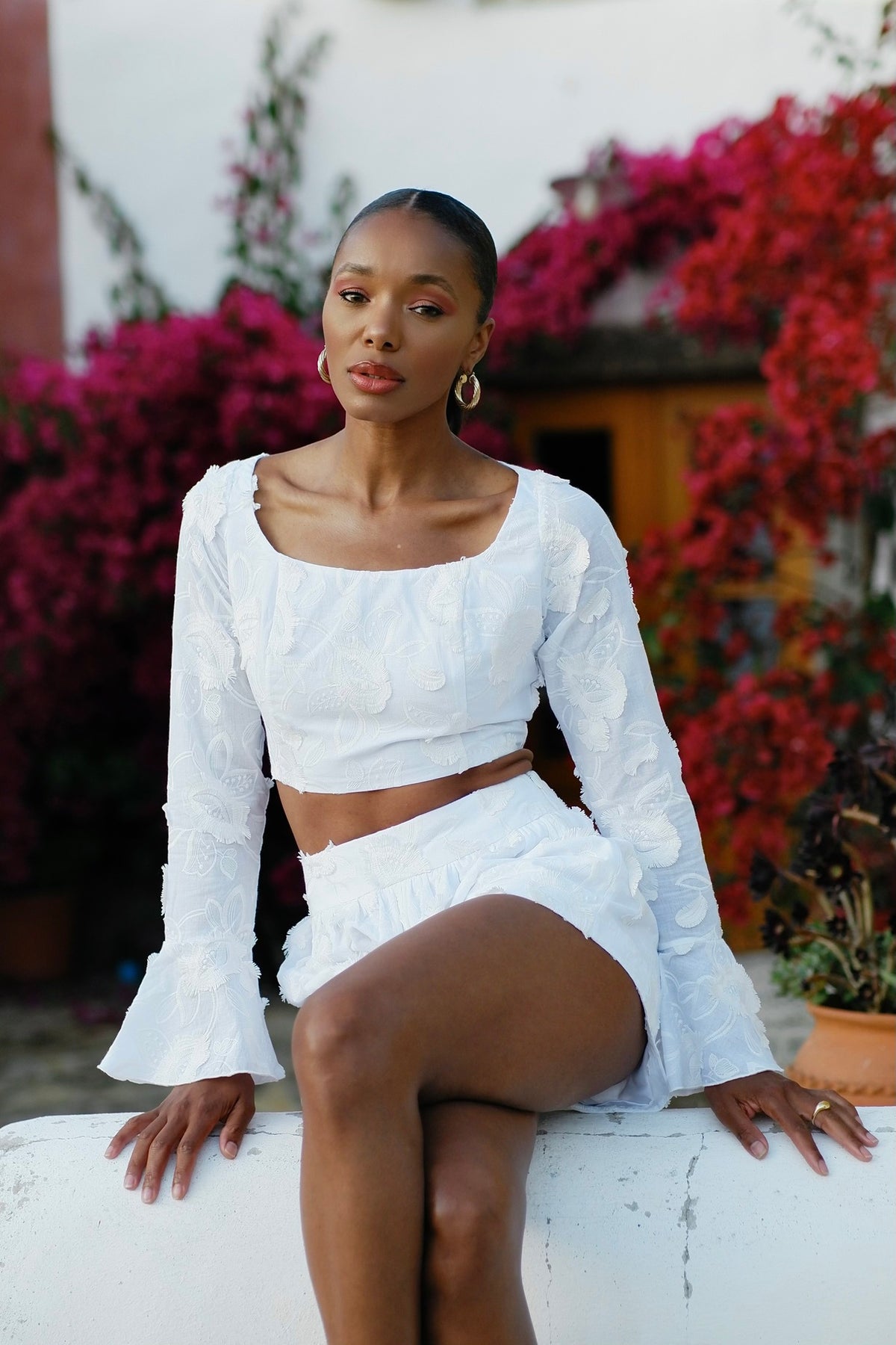 WHITE TOP WITH EMBROIDERED FLOWERS