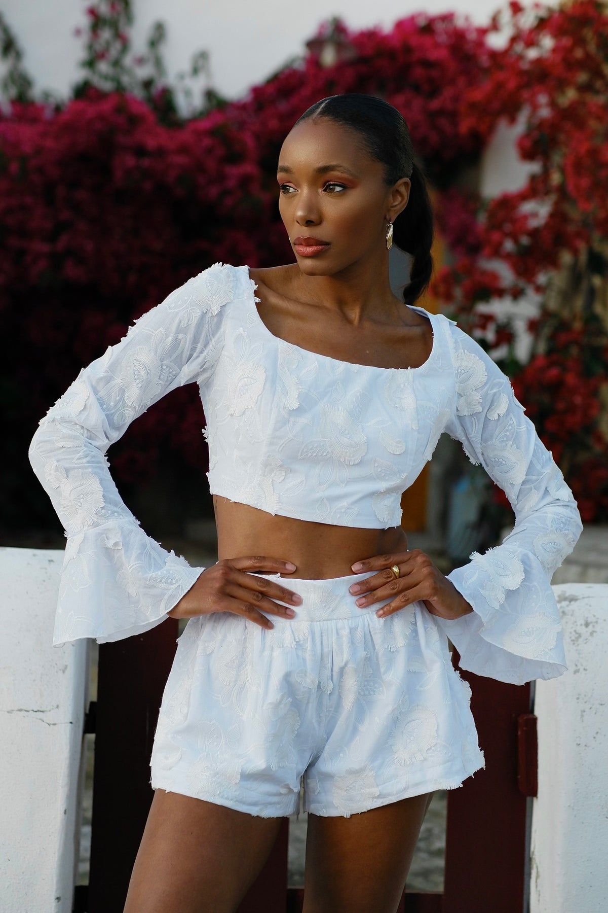 WHITE TOP WITH EMBROIDERED FLOWERS