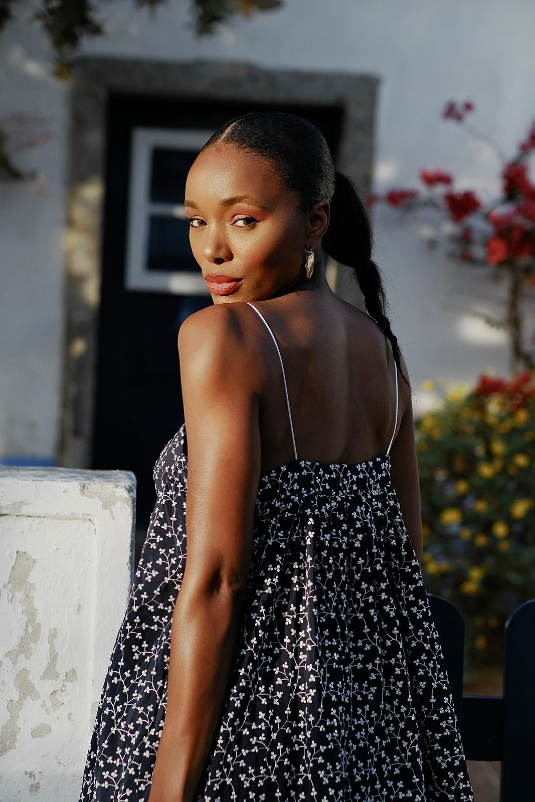 VESTIDO CURTO PRETO COM ESTAMPADO FLORAL