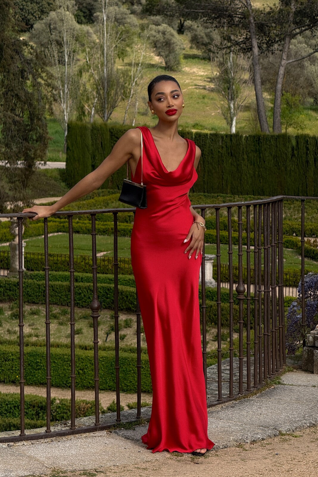 VESTIDO ROJO CON PLEATS EN EL ESCOTE