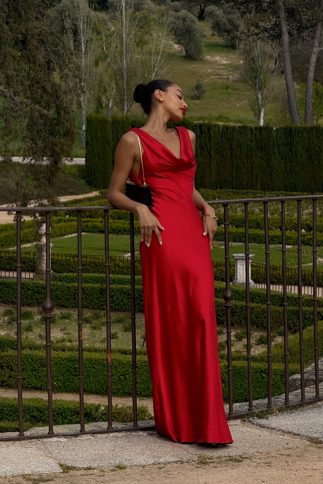 VESTIDO ROJO CON PLEATS EN EL ESCOTE