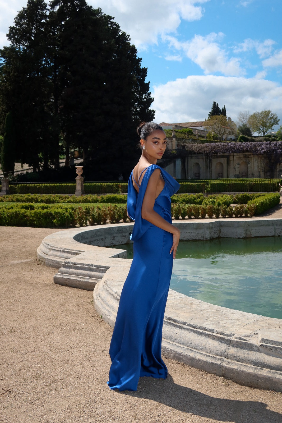 VESTIDO AZUL CON PLEATS EN EL ESCOTE