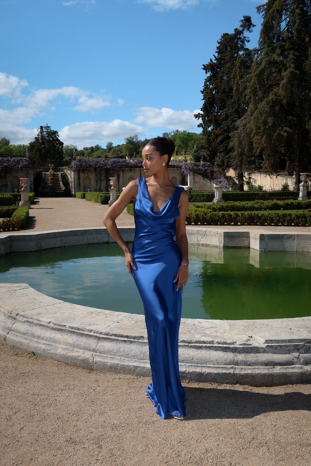 VESTIDO AZUL CON PLEATS EN EL ESCOTE
