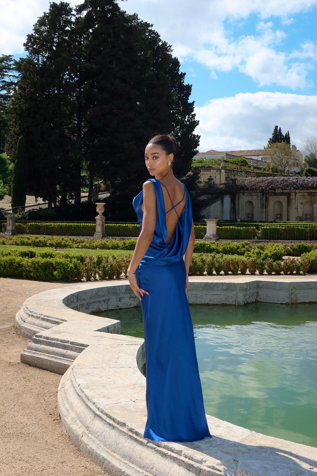 VESTIDO AZUL CON PLEATS EN EL ESCOTE