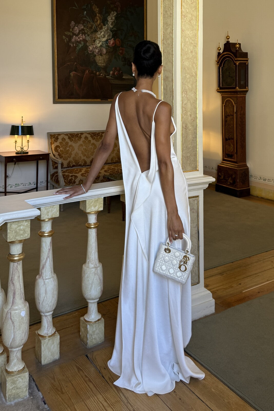VESTITO BIANCO CON SCOLLO PROFONDO SULLA SCHIENA