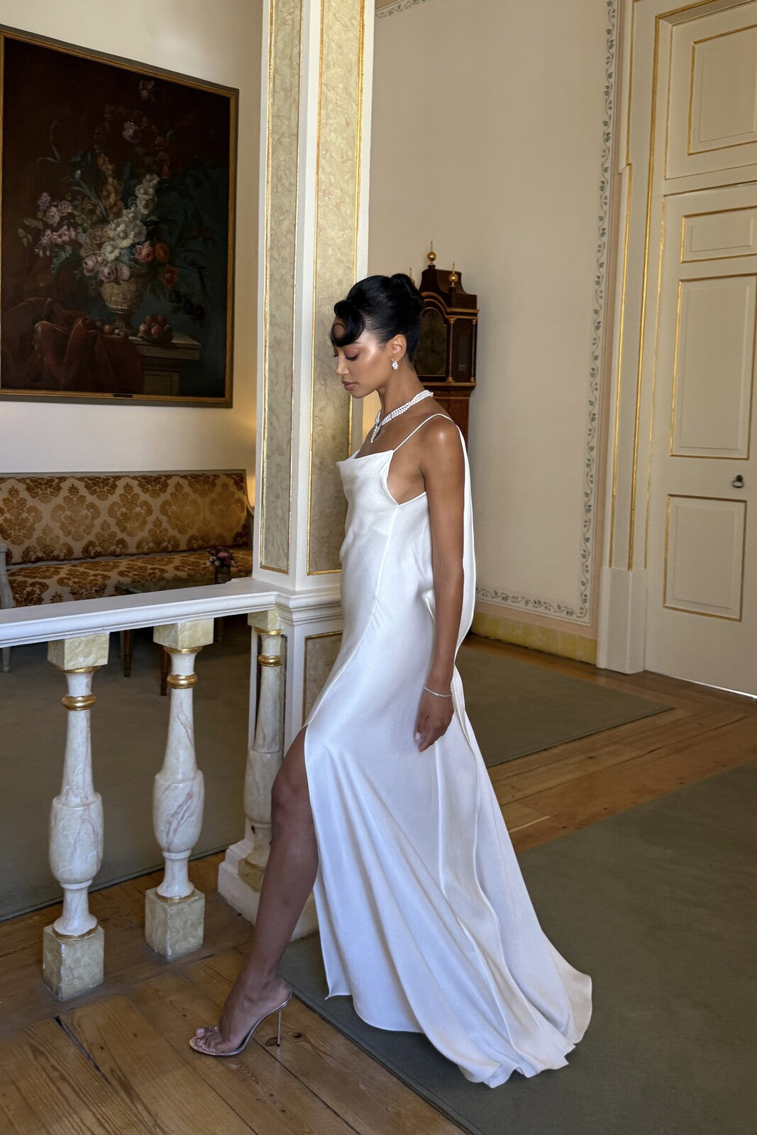 VESTITO BIANCO CON SCOLLO PROFONDO SULLA SCHIENA