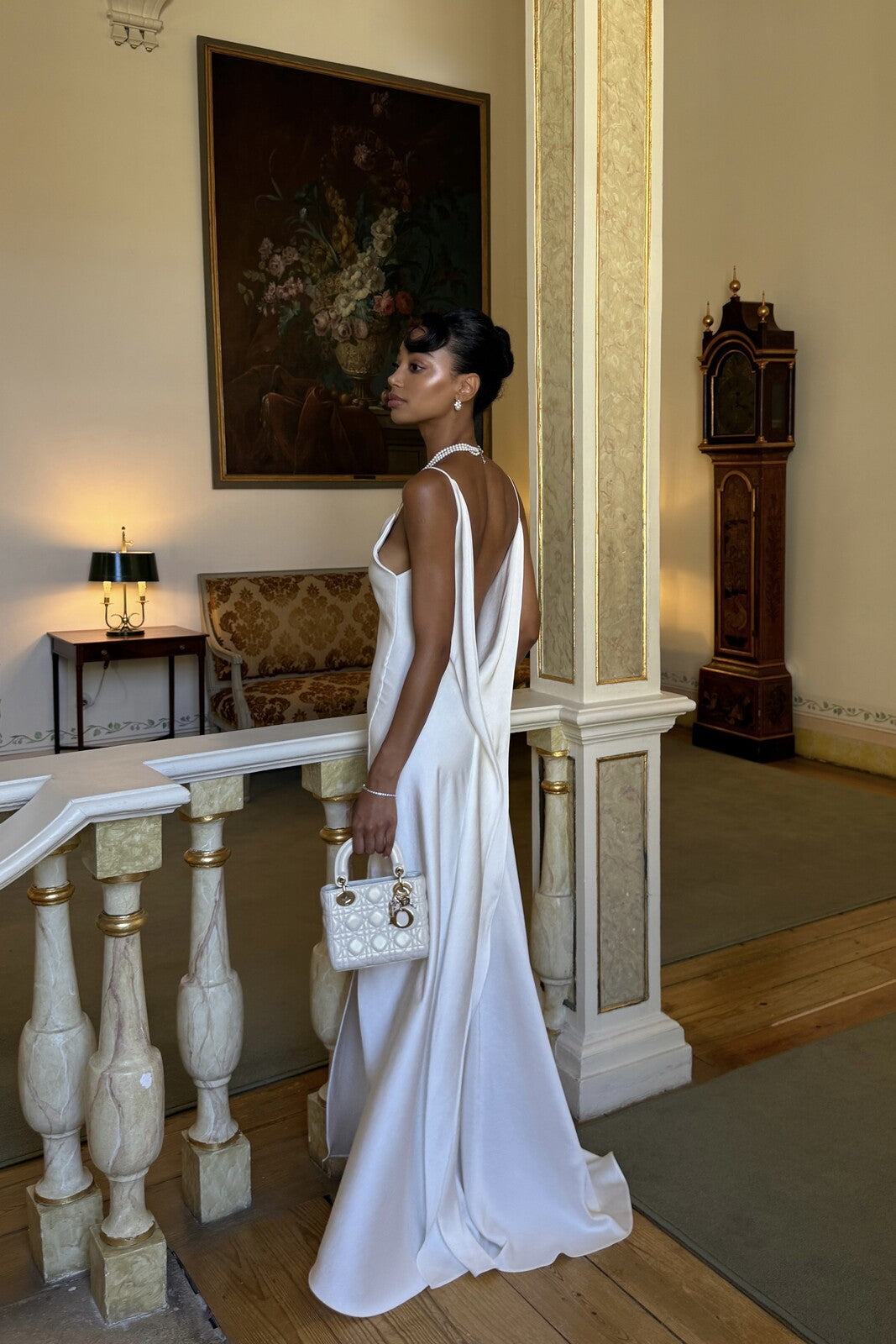 VESTITO BIANCO CON SCOLLO PROFONDO SULLA SCHIENA