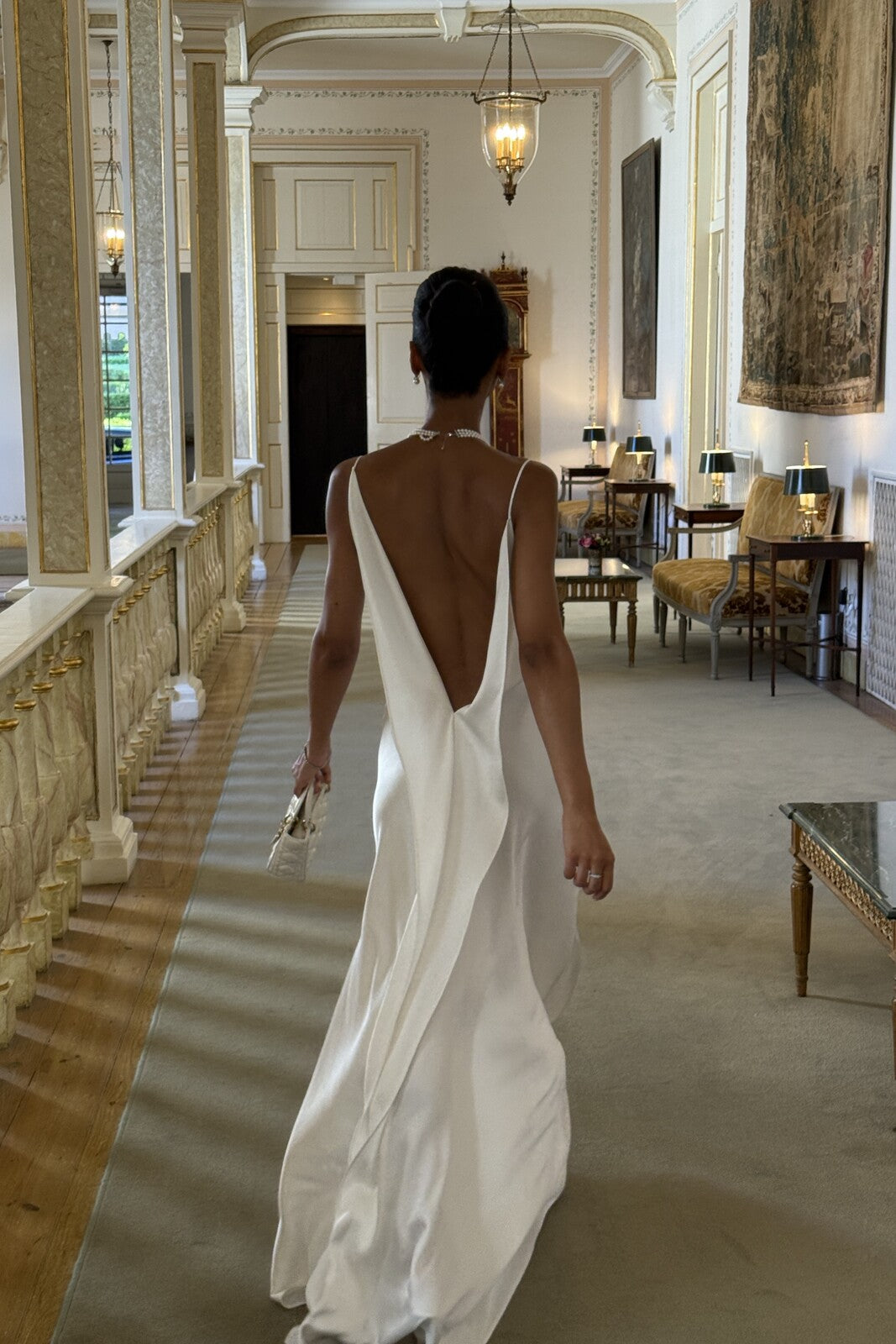 VESTITO BIANCO CON SCOLLO PROFONDO SULLA SCHIENA
