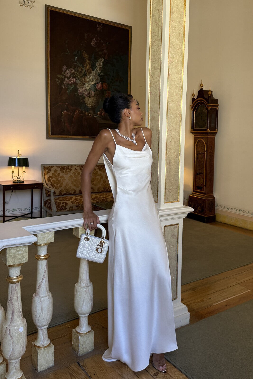 VESTITO BIANCO CON SCOLLO PROFONDO SULLA SCHIENA
