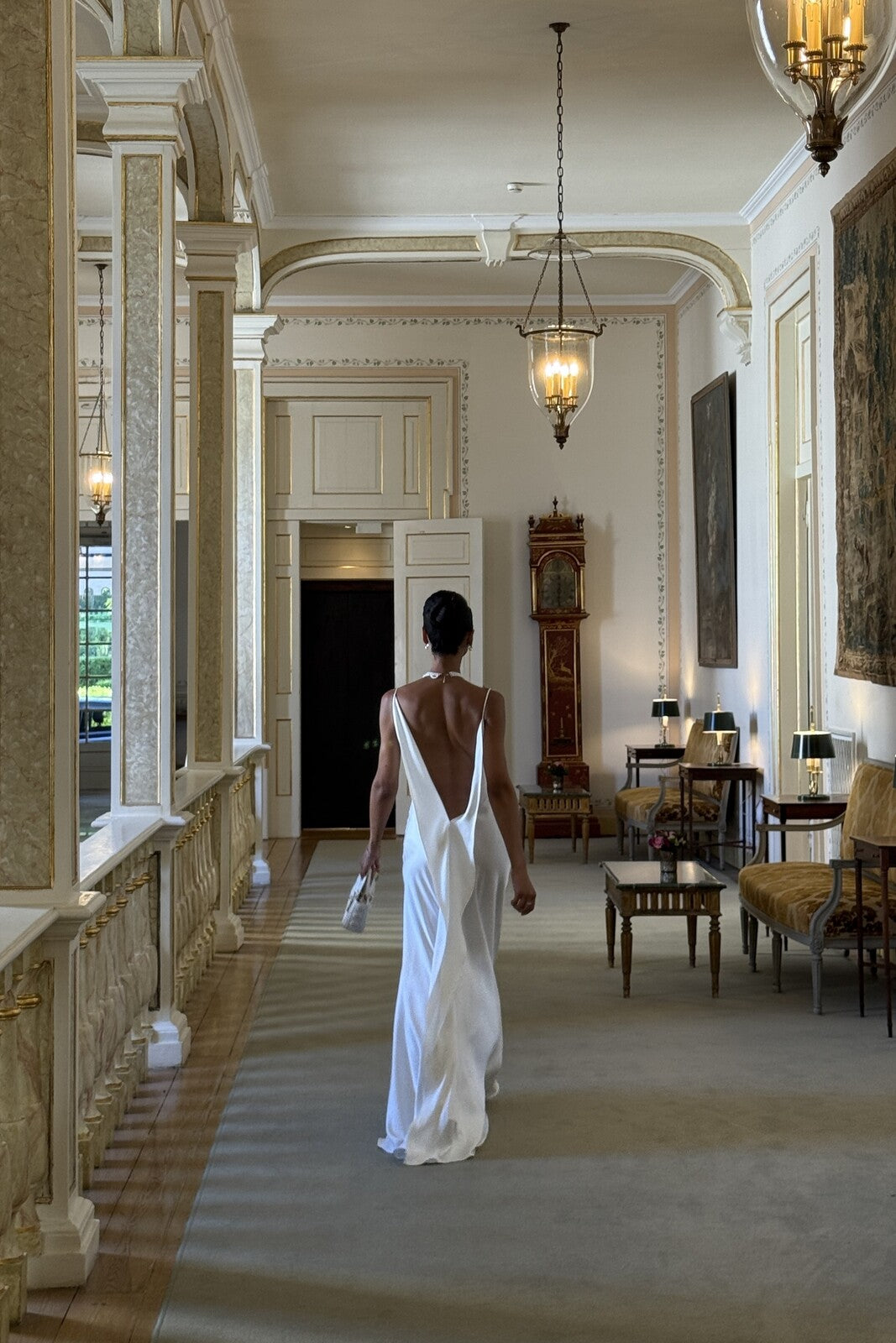 VESTITO BIANCO CON SCOLLO PROFONDO SULLA SCHIENA