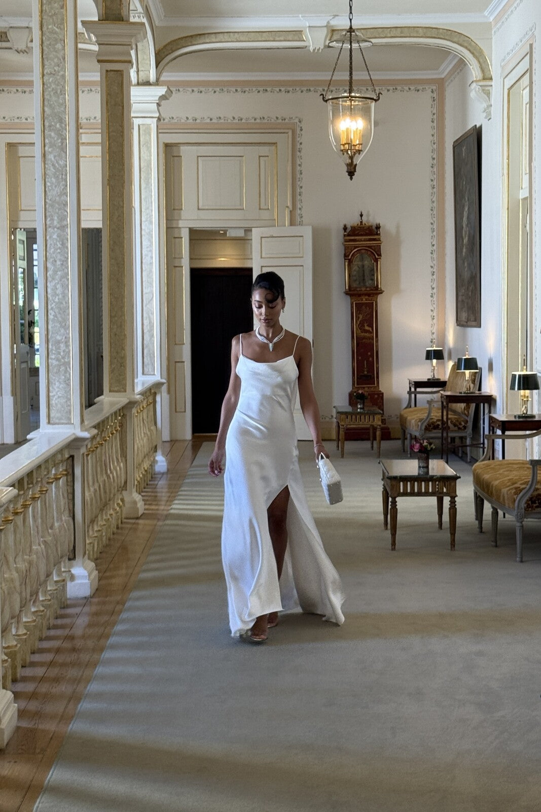 VESTITO BIANCO CON SCOLLO PROFONDO SULLA SCHIENA