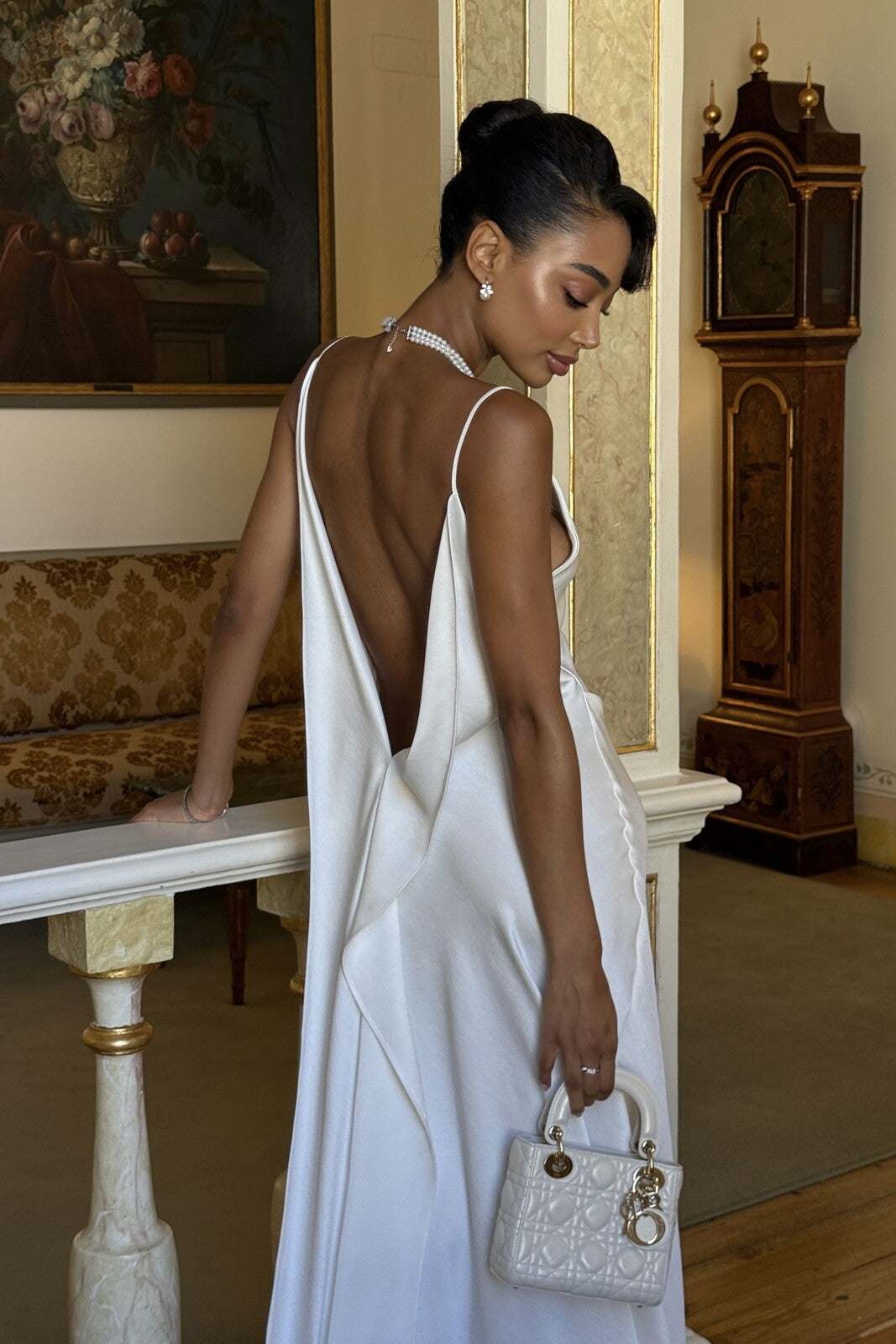 VESTITO BIANCO CON SCOLLO PROFONDO SULLA SCHIENA