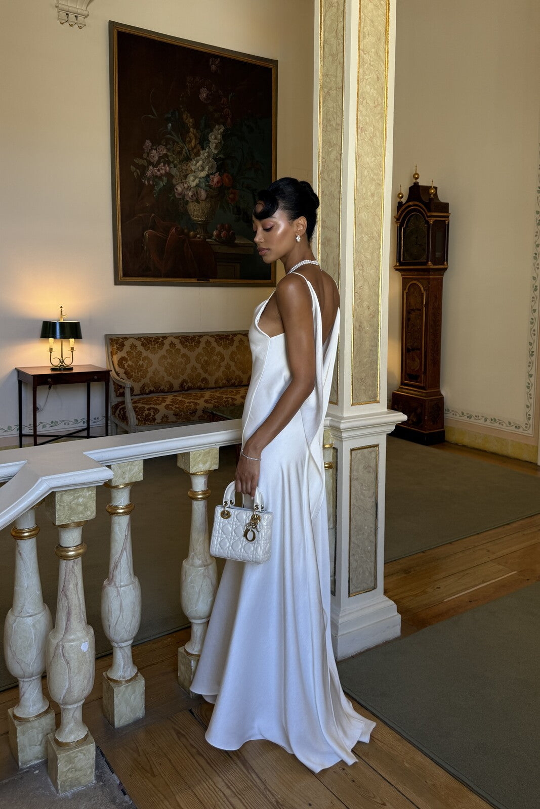 VESTITO BIANCO CON SCOLLO PROFONDO SULLA SCHIENA