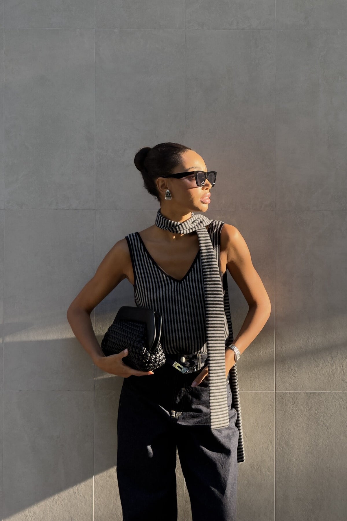 TOP CINZA RISCAS PRETAS