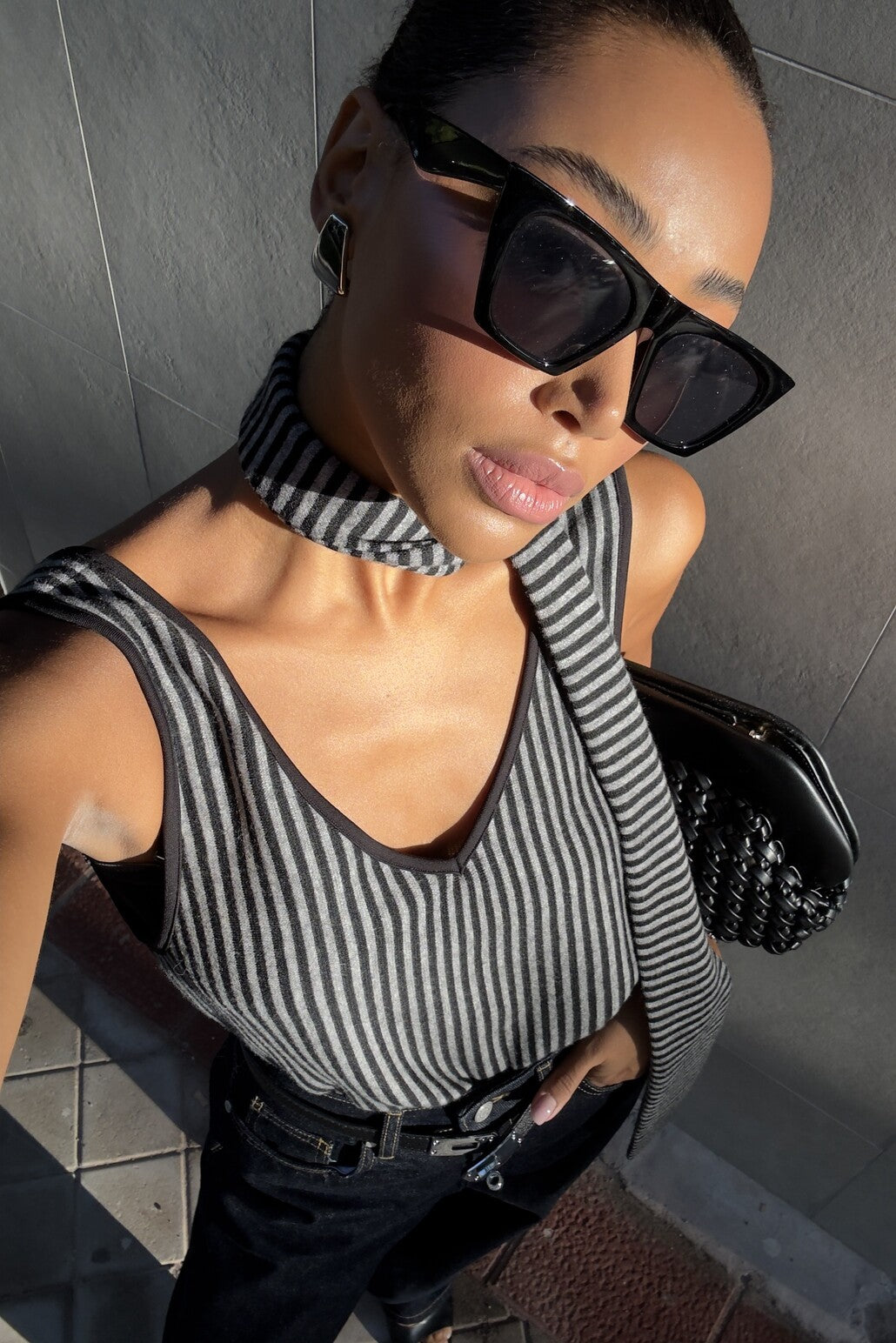 TOP CINZA RISCAS PRETAS