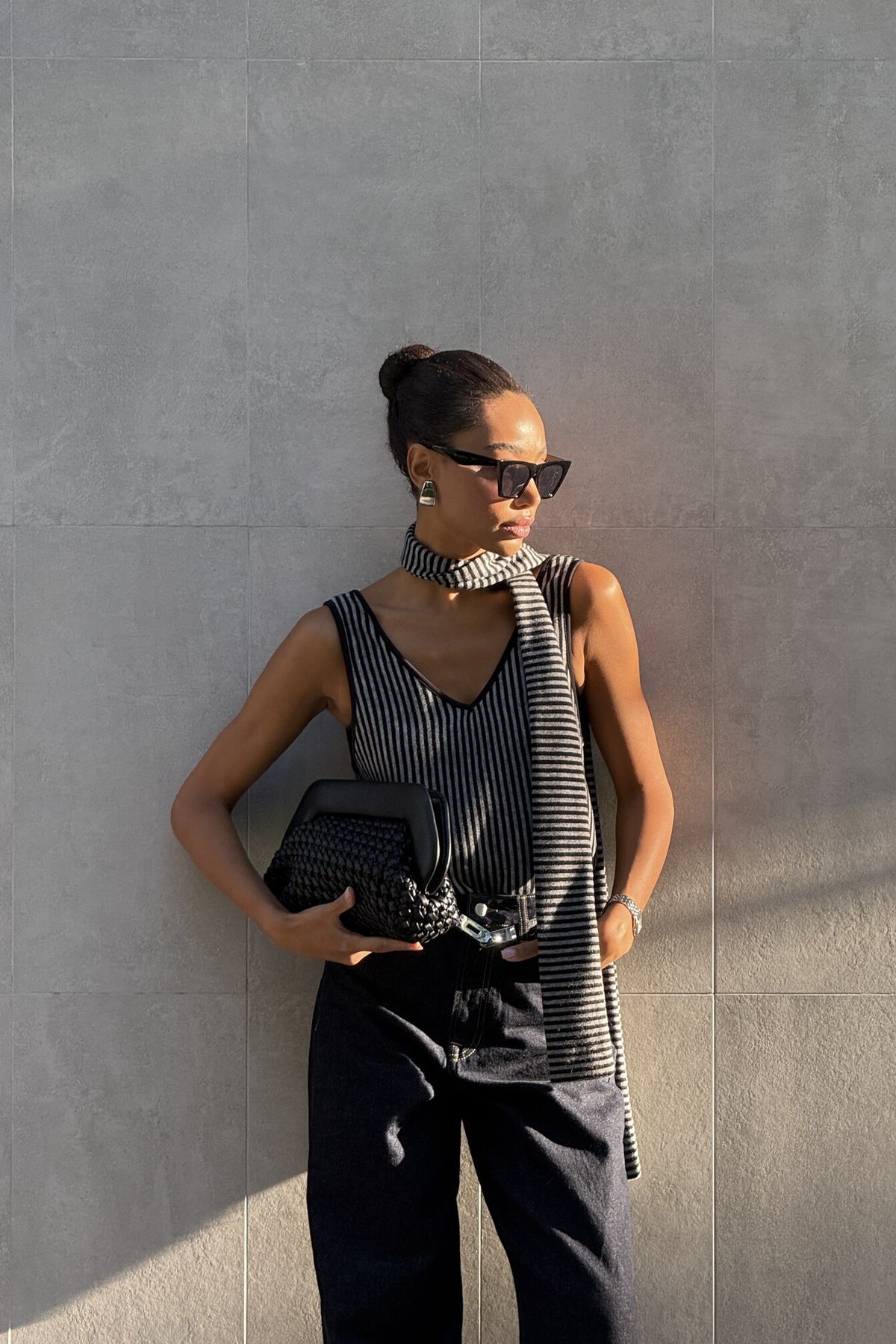 TOP CINZA RISCAS PRETAS