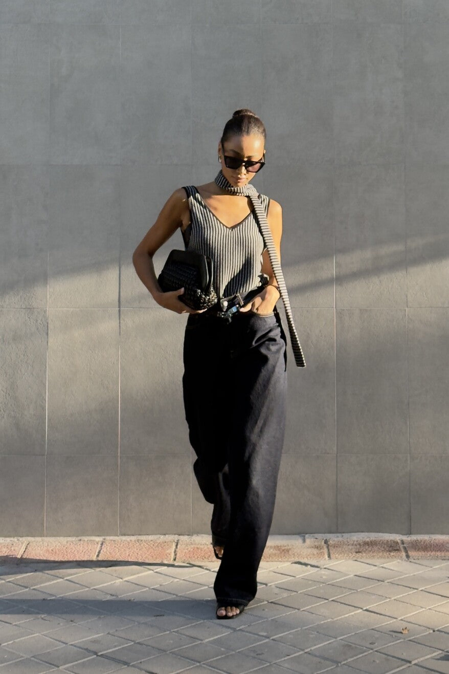 TOP CINZA RISCAS PRETAS