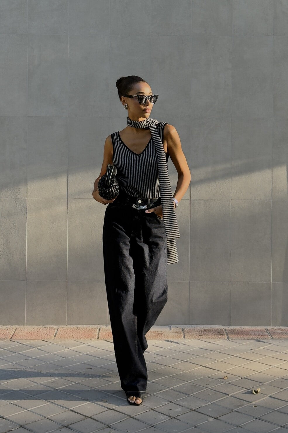 TOP CINZA RISCAS PRETAS