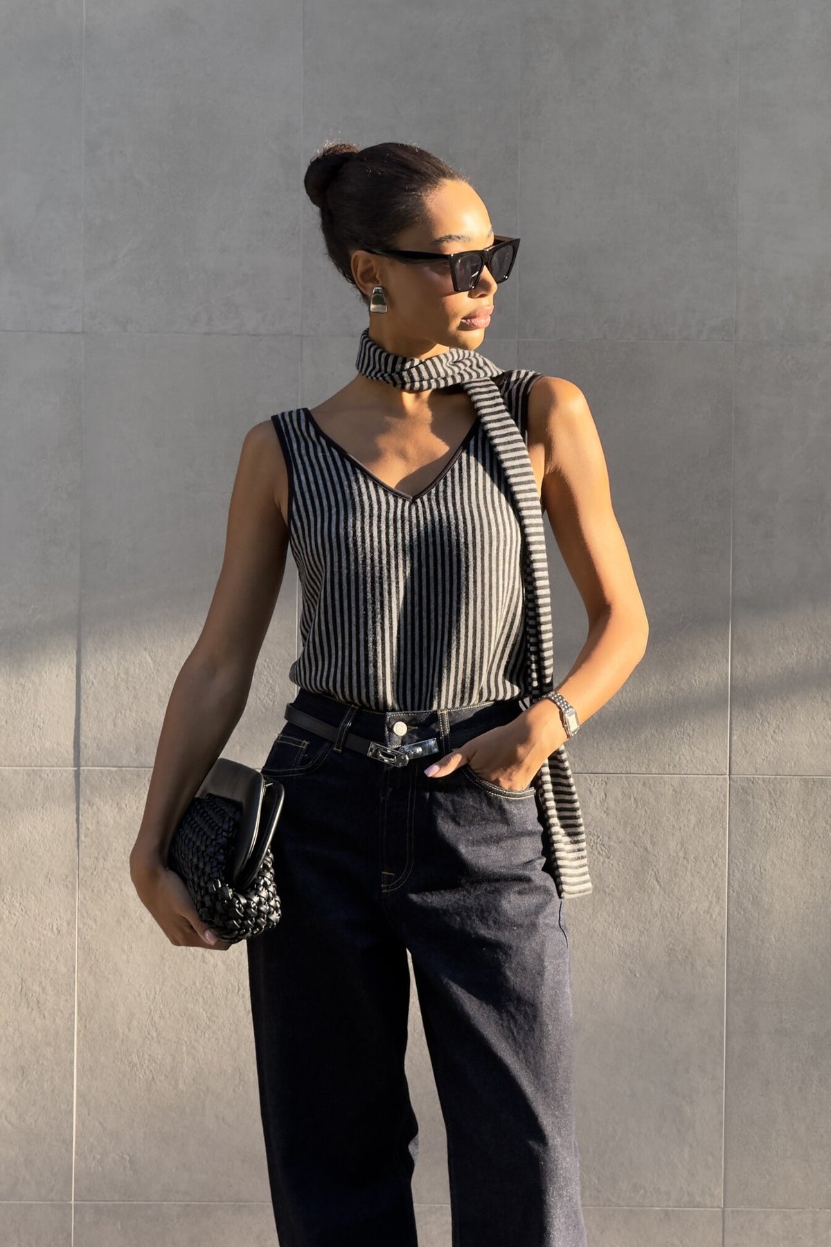 TOP CINZA RISCAS PRETAS