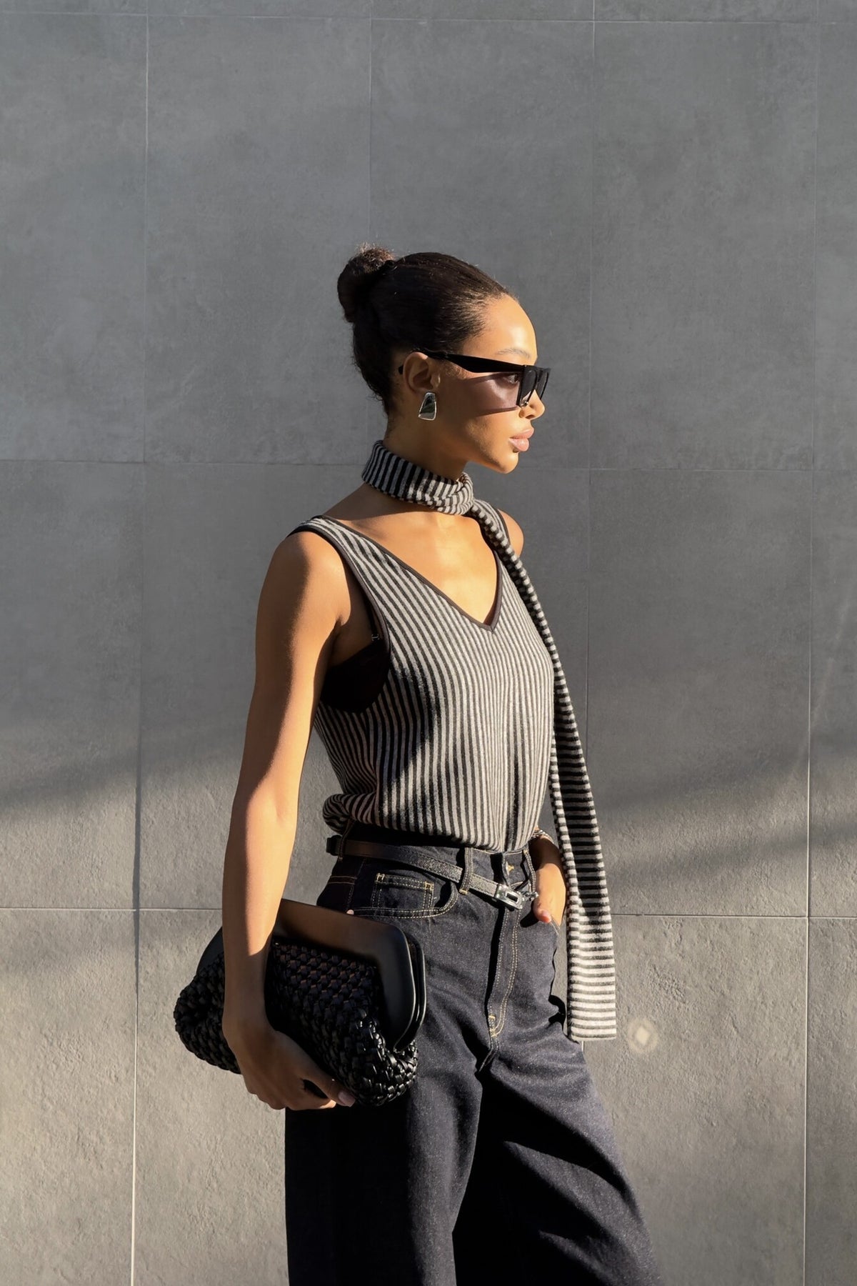 TOP CINZA RISCAS PRETAS