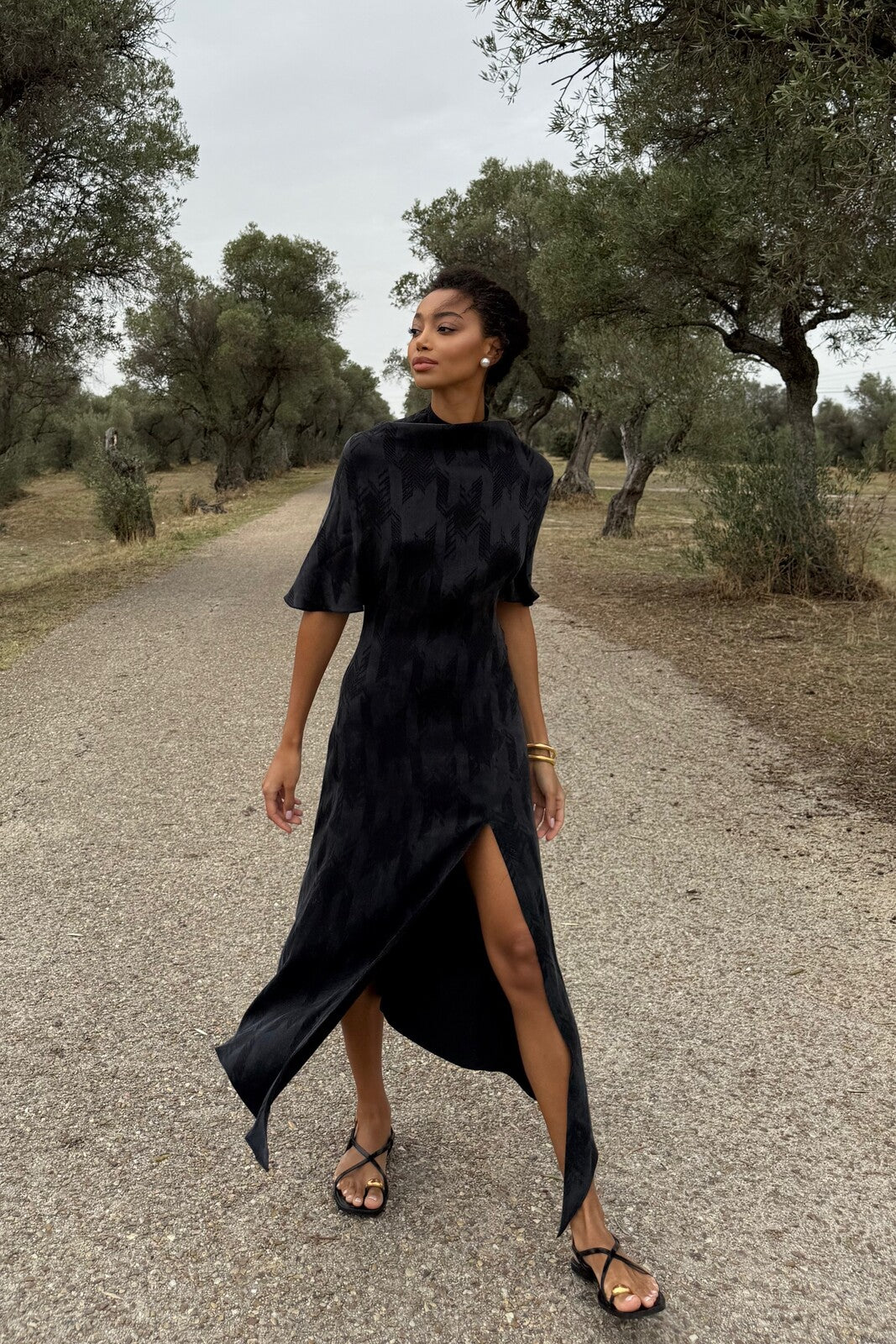 ROBE GRIS FONCÉ AVEC RELIEF