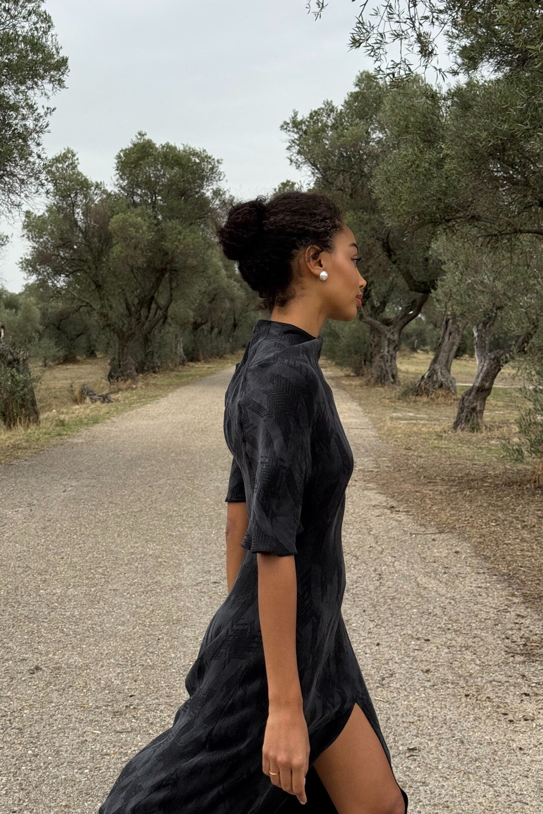 ROBE GRIS FONCÉ AVEC RELIEF