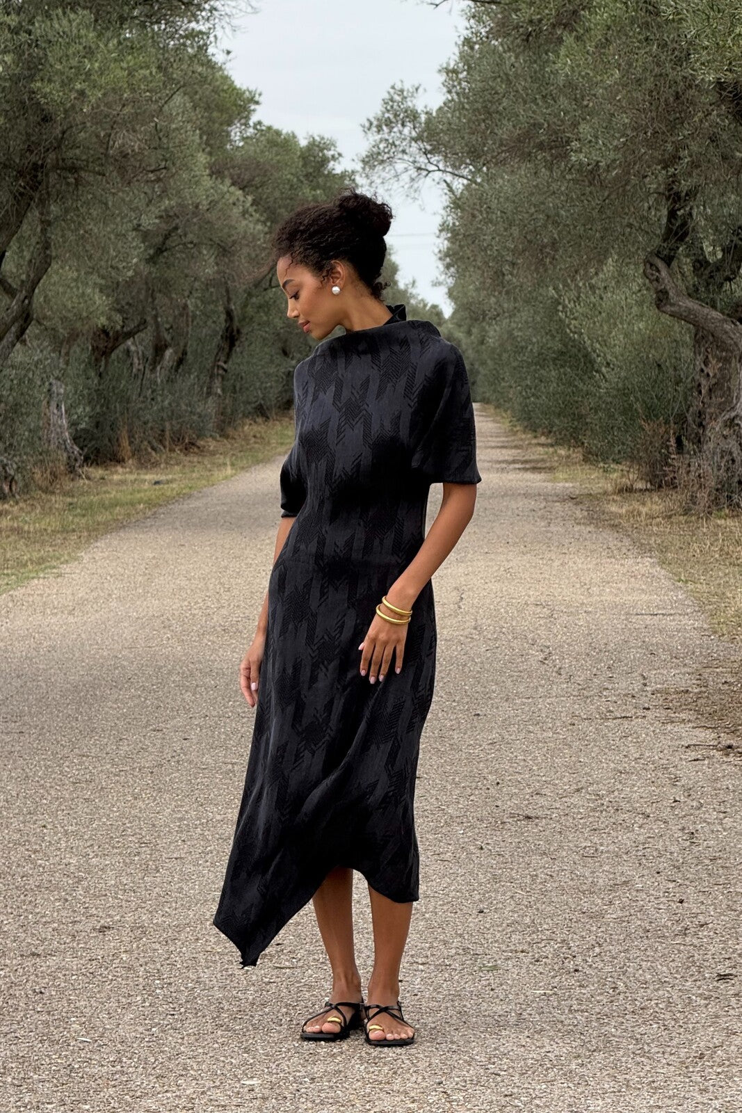 ROBE GRIS FONCÉ AVEC RELIEF