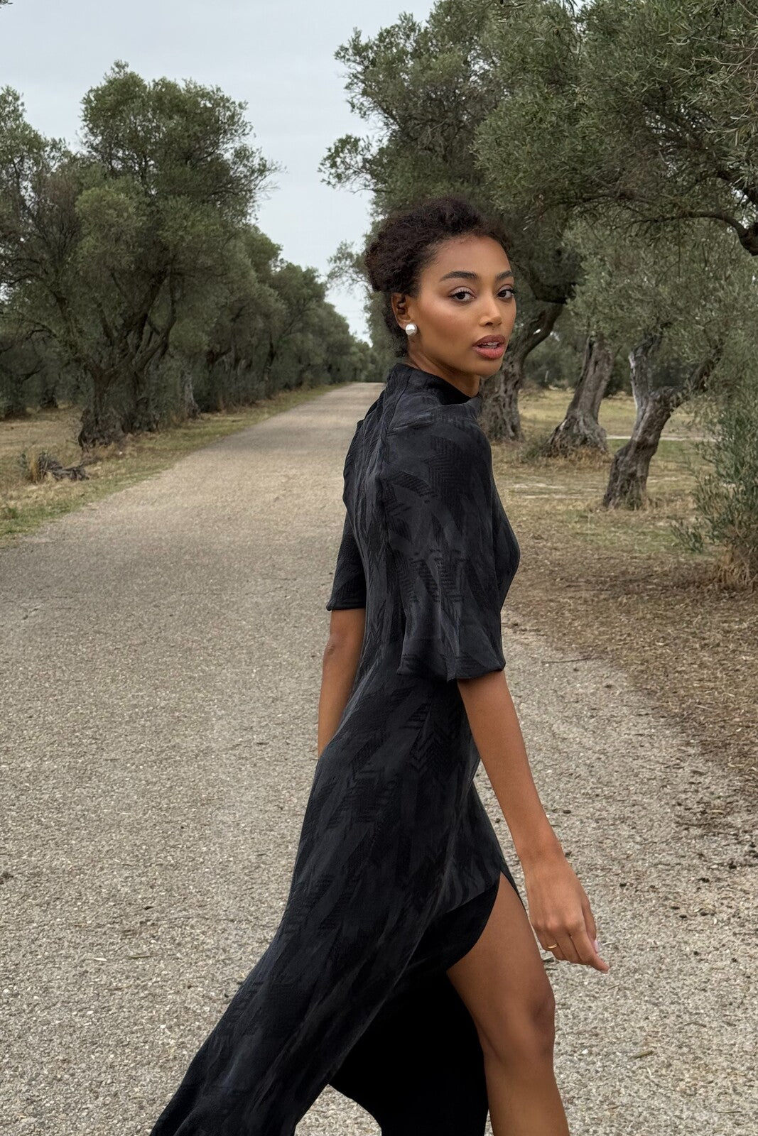 ROBE GRIS FONCÉ AVEC RELIEF