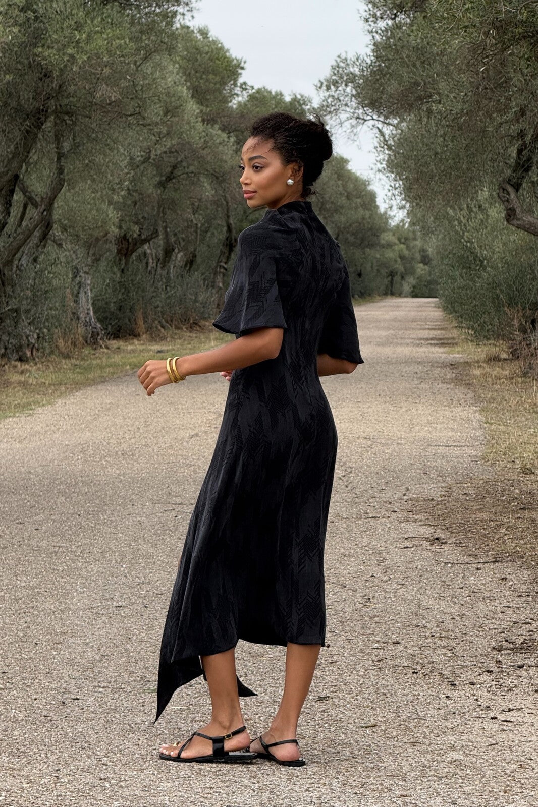 ROBE GRIS FONCÉ AVEC RELIEF