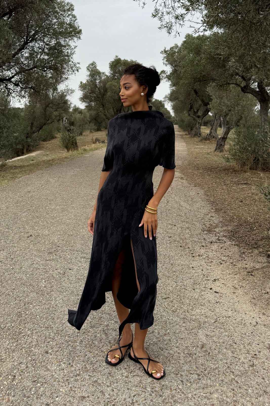 ROBE GRIS FONCÉ AVEC RELIEF