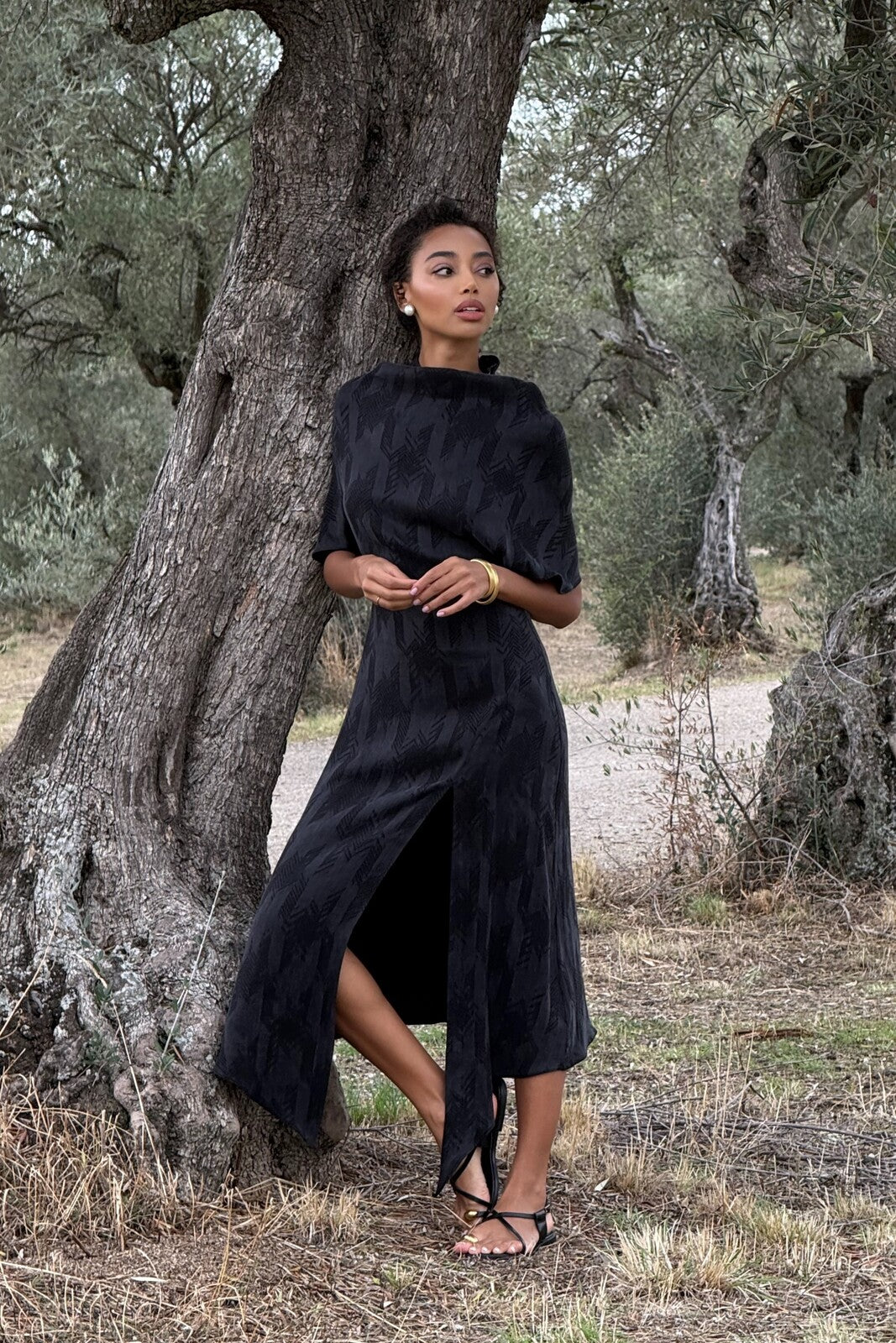ROBE GRIS FONCÉ AVEC RELIEF