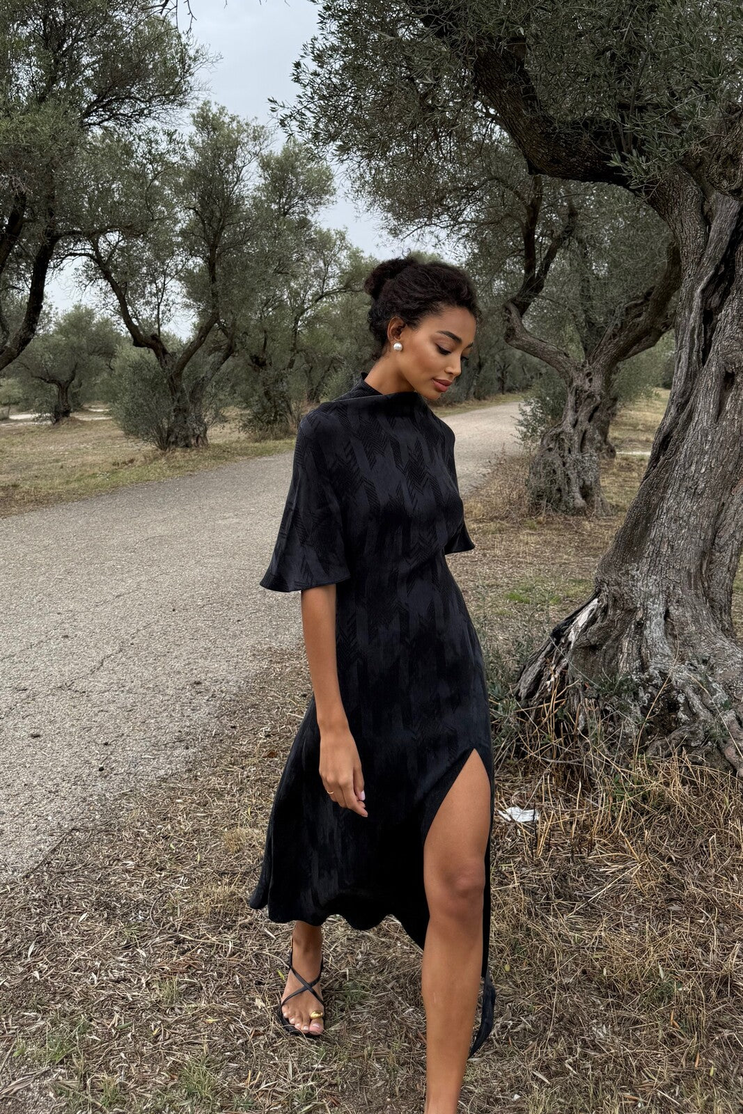 ROBE GRIS FONCÉ AVEC RELIEF