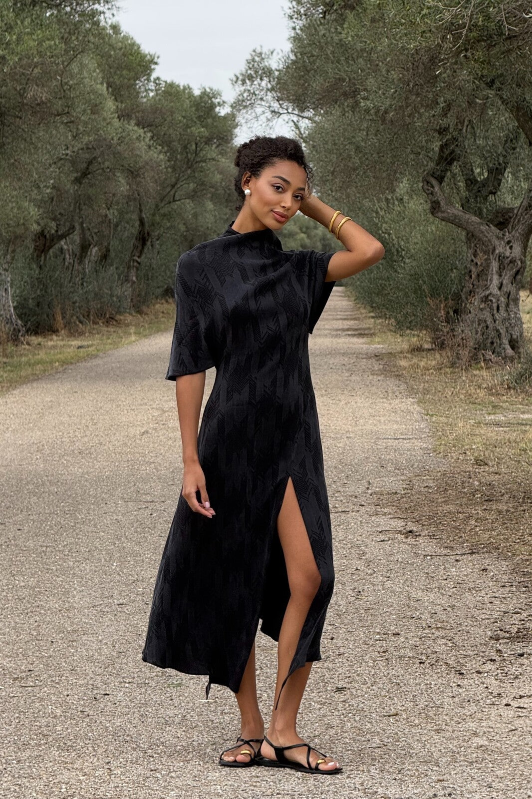 ROBE GRIS FONCÉ AVEC RELIEF