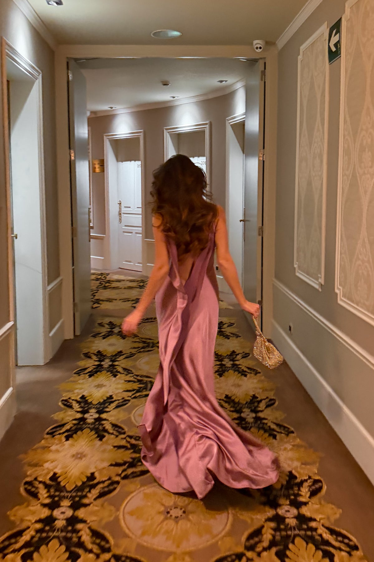 ROBE ROSE À DÉCOLLETÉ DOS PLONGEANT