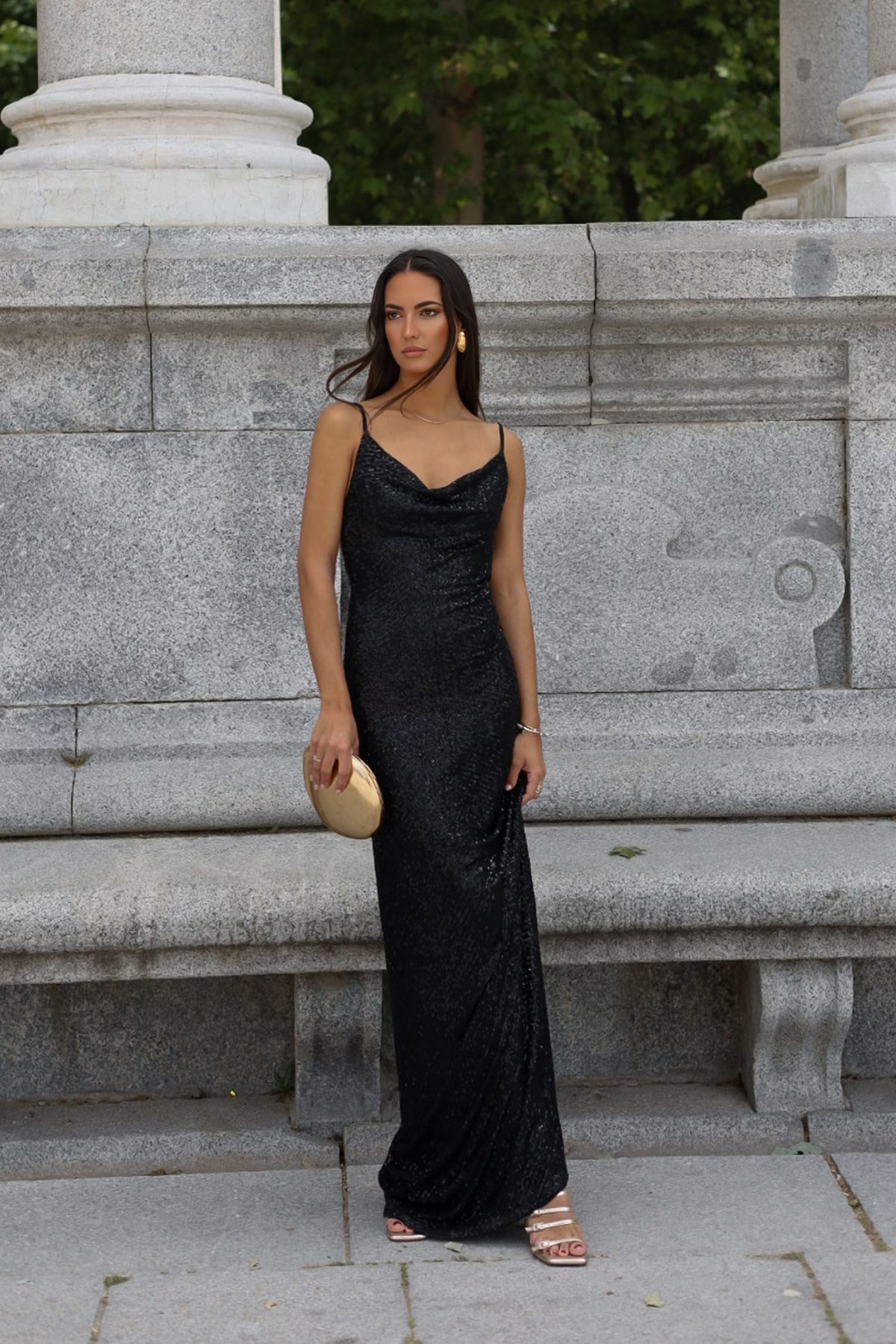ROBE NOIRE À PAILLETTES