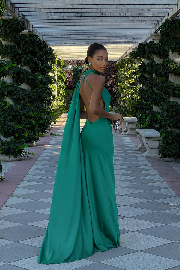 VESTIDO COMPRIDO VERDE COM CAPA