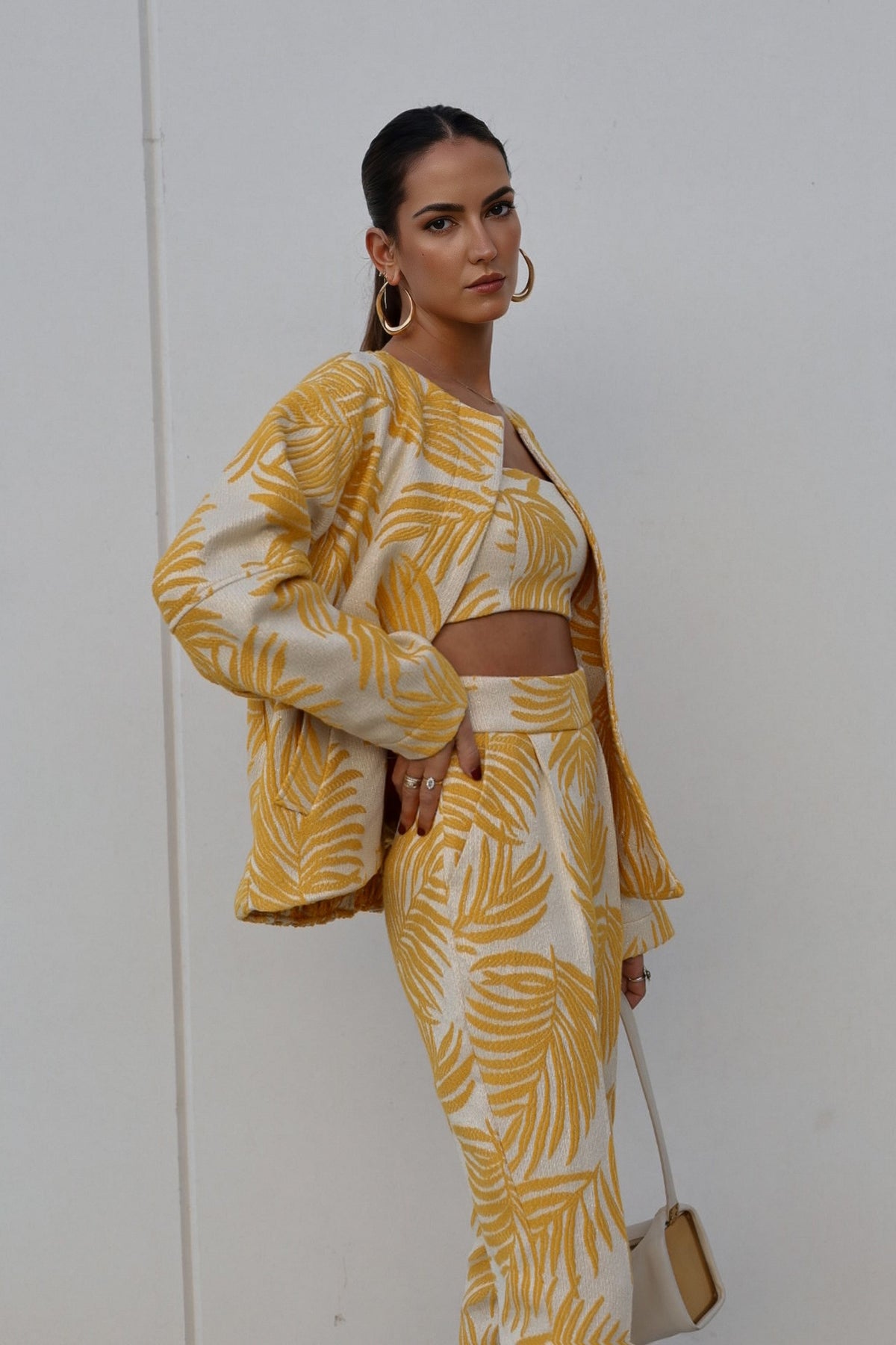 PANTALON BEIGE AVEC FEUILLES JACQUARD JAUNES