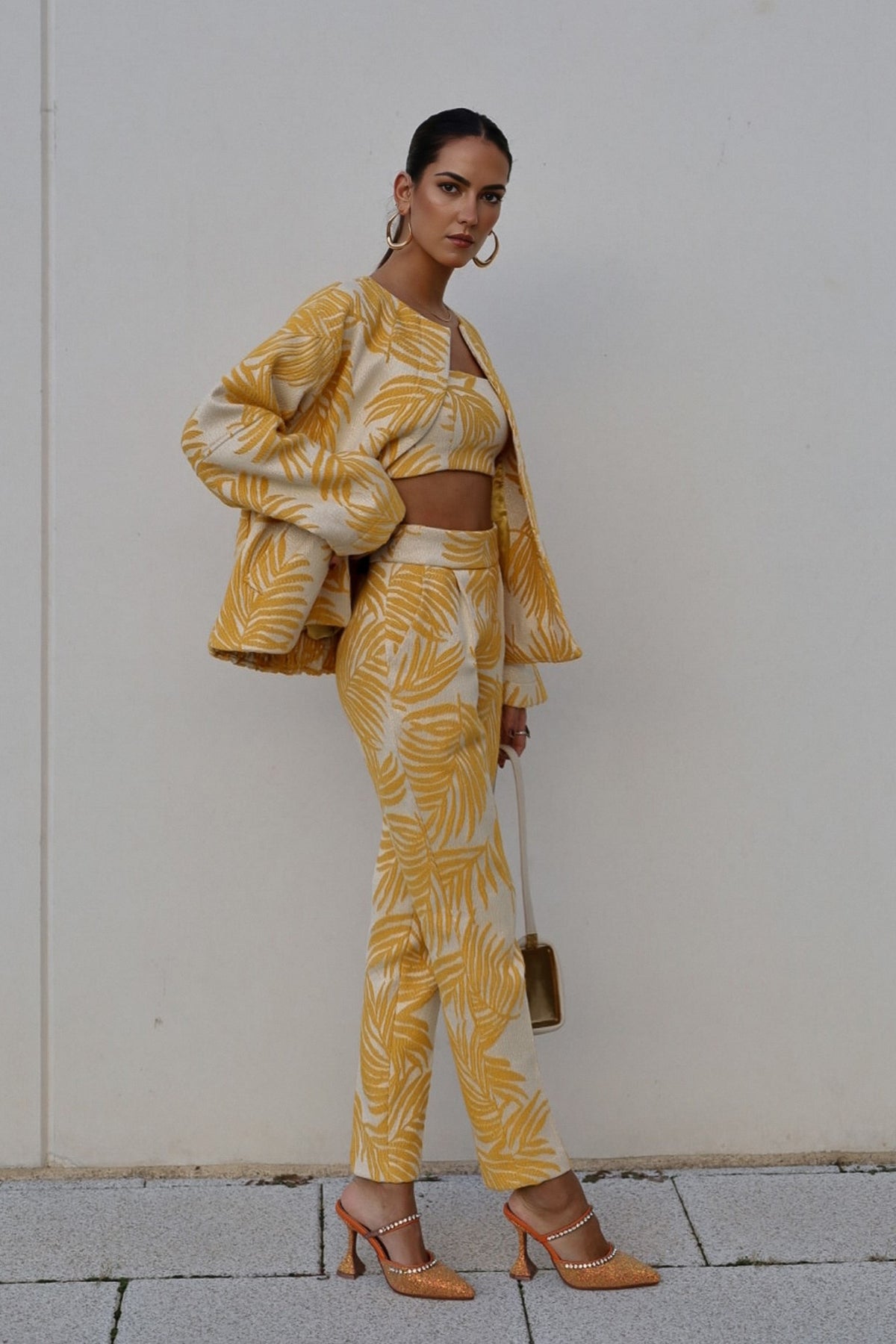 PANTALON BEIGE AVEC FEUILLES JACQUARD JAUNES