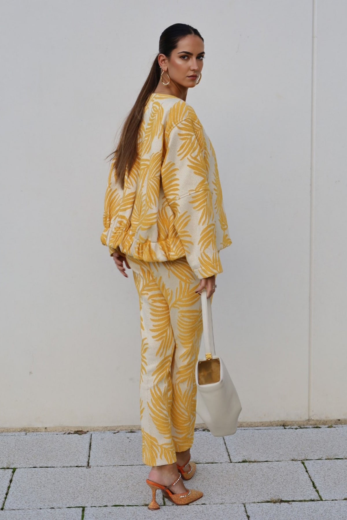 PANTALON BEIGE AVEC FEUILLES JACQUARD JAUNES