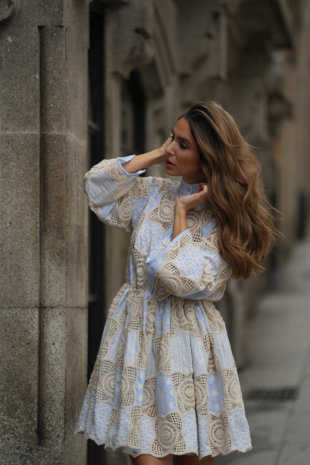 VESTIDO CURTO AZUL E BORDADO BEGE COM MANGAS