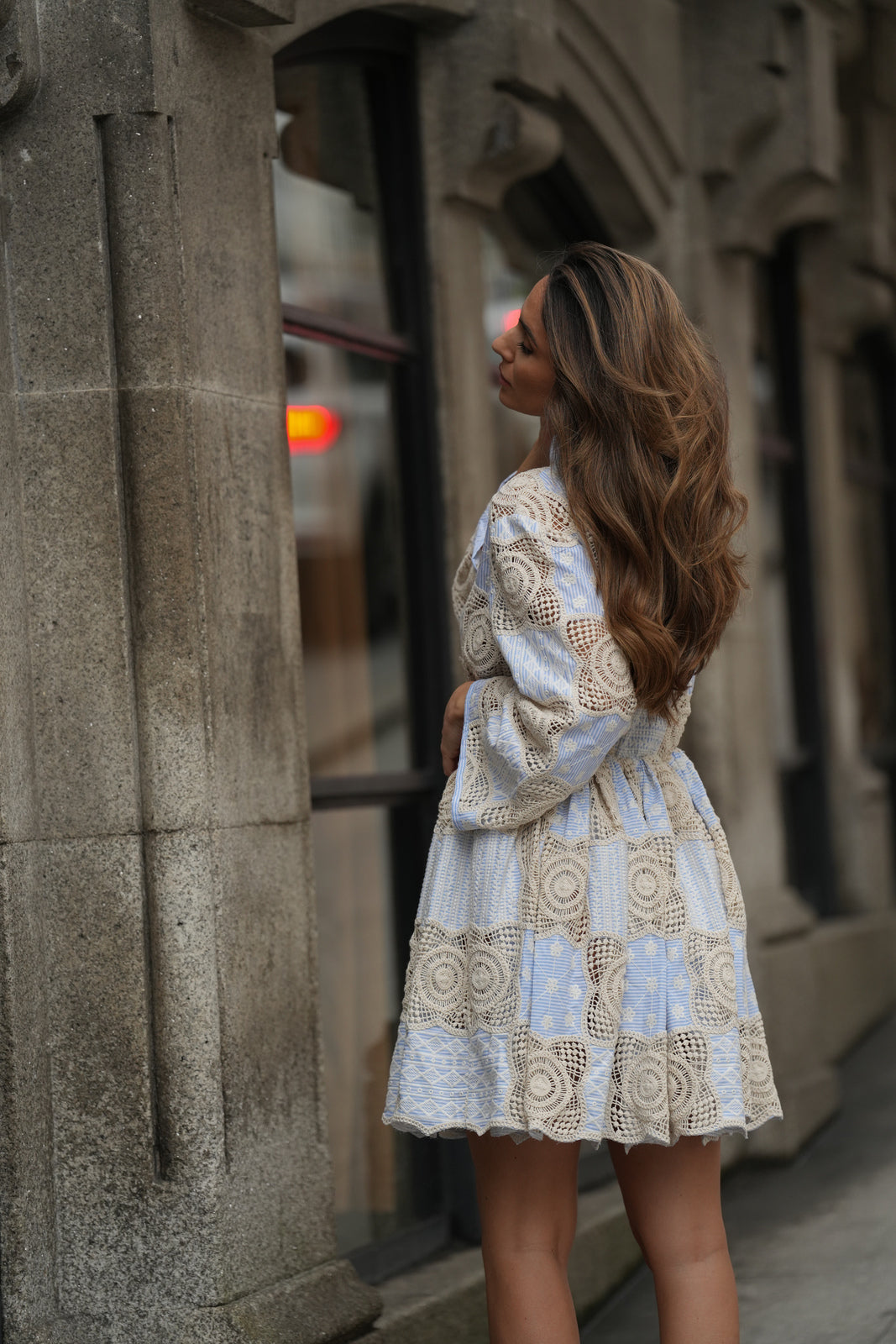 VESTIDO CORTO BORDADO AZUL Y BEIGE CON MANGAS