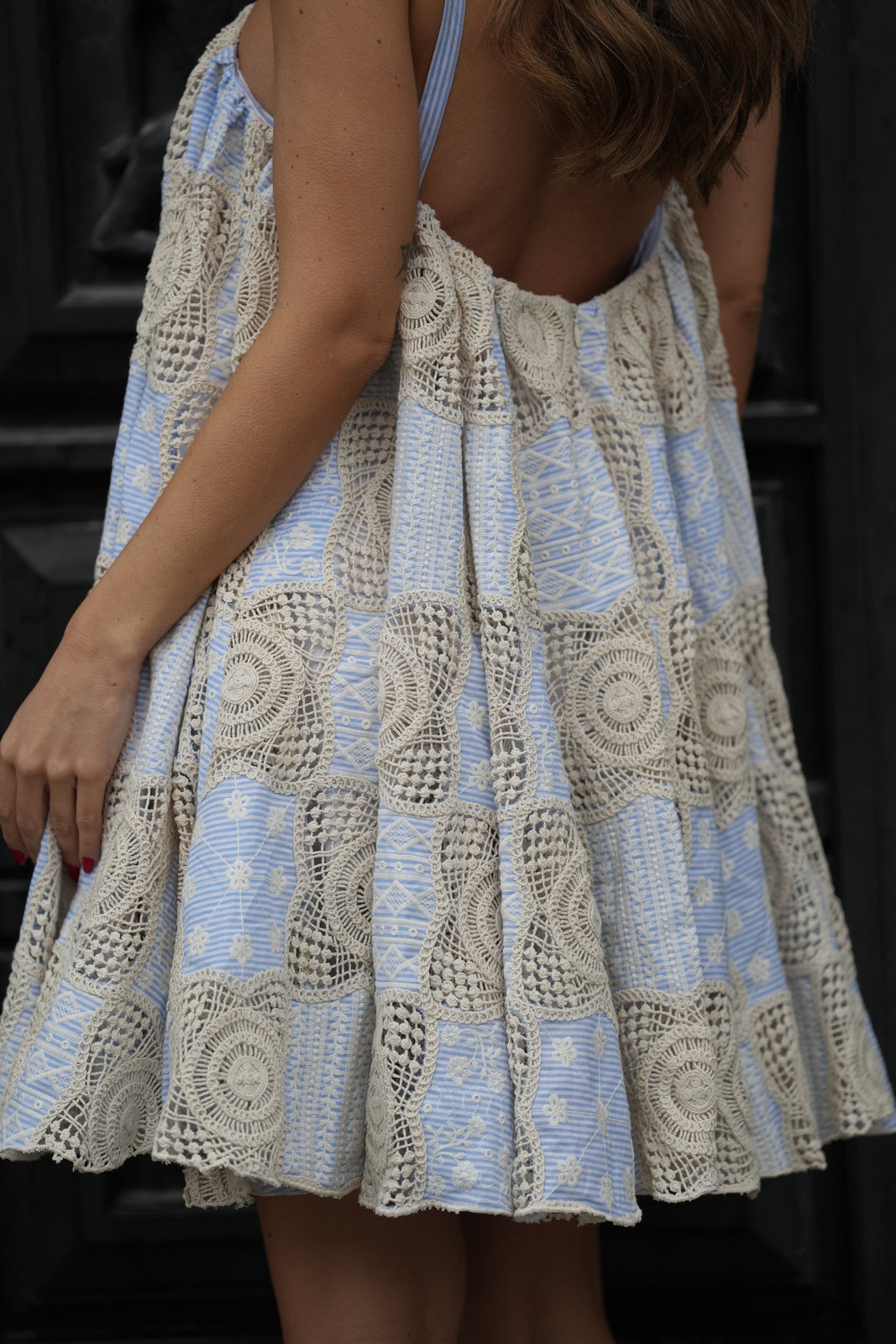 BLUE AND BEIGE EMBROIDERED SLEEVELESS SHORT DRESS