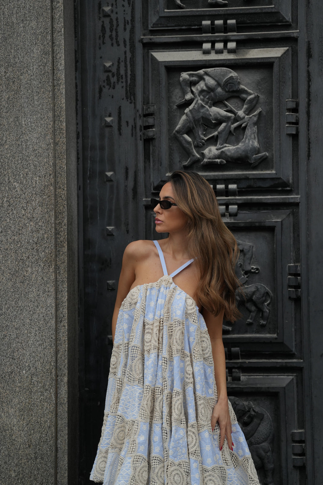 BLUE AND BEIGE EMBROIDERED SLEEVELESS SHORT DRESS