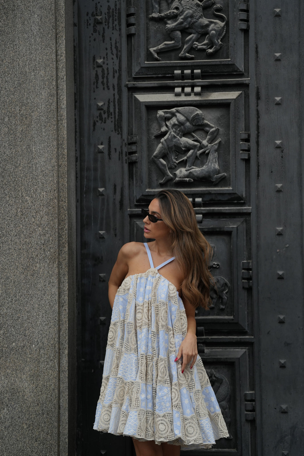 BLUE AND BEIGE EMBROIDERED SLEEVELESS SHORT DRESS