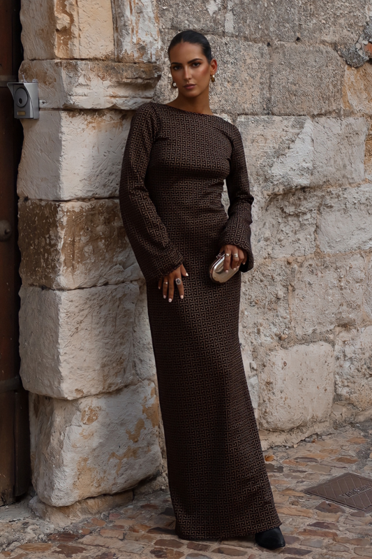 VESTIDO COMPRIDO CASTANHO COM ESTAMPADO PRETO