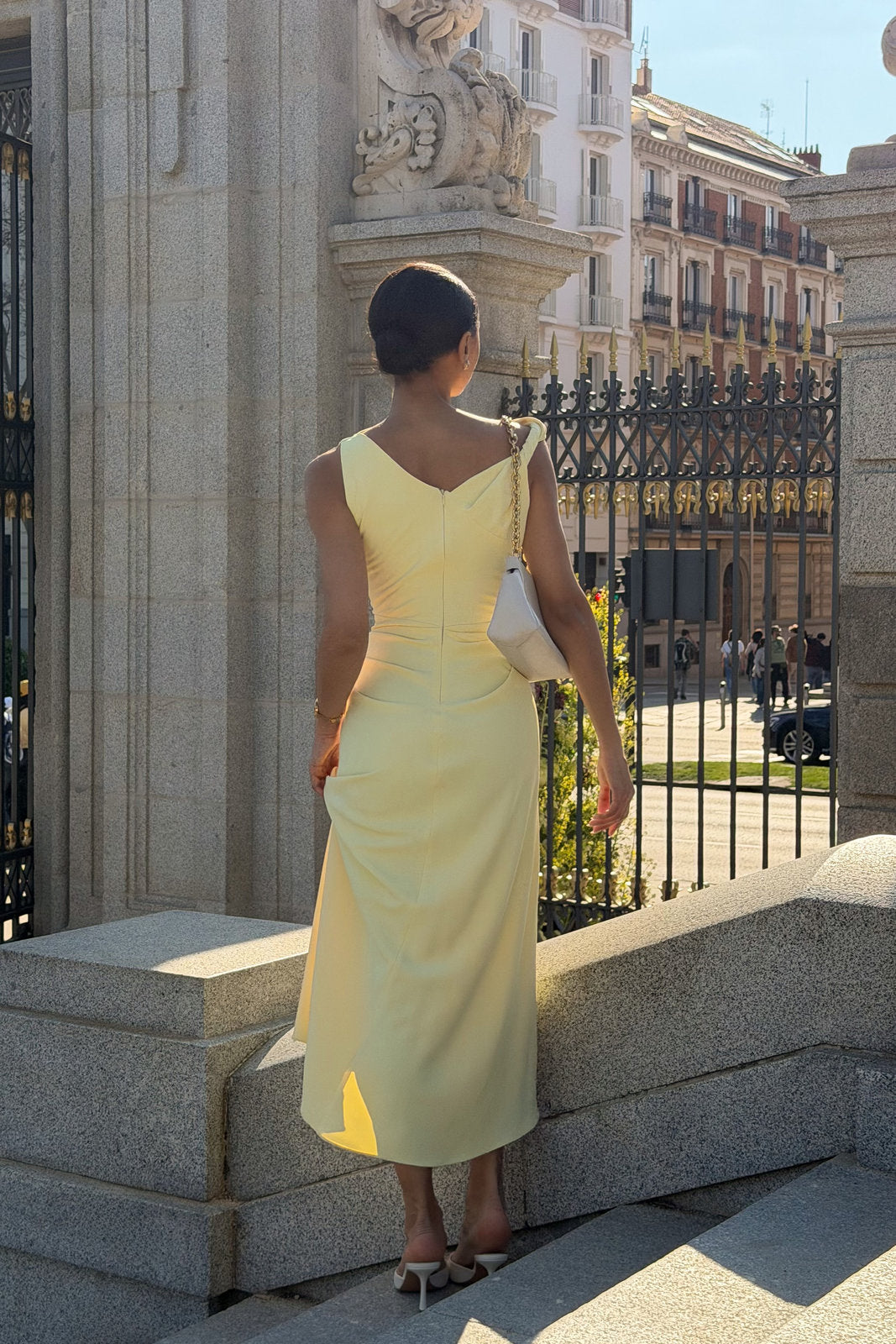 VESTIDO MIDI AMARELO CLARO COM DECOTE DRAPEADO