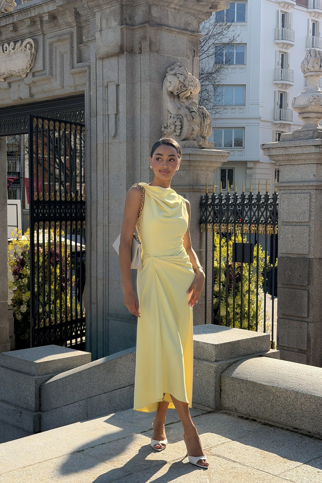VESTIDO MIDI AMARELO CLARO COM DECOTE DRAPEADO