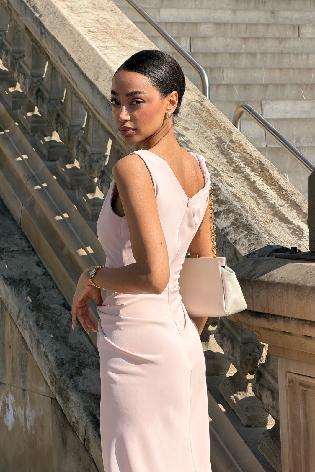ROBE MIDI ROSE CLAIR À ENCOLURE DRAPÉE