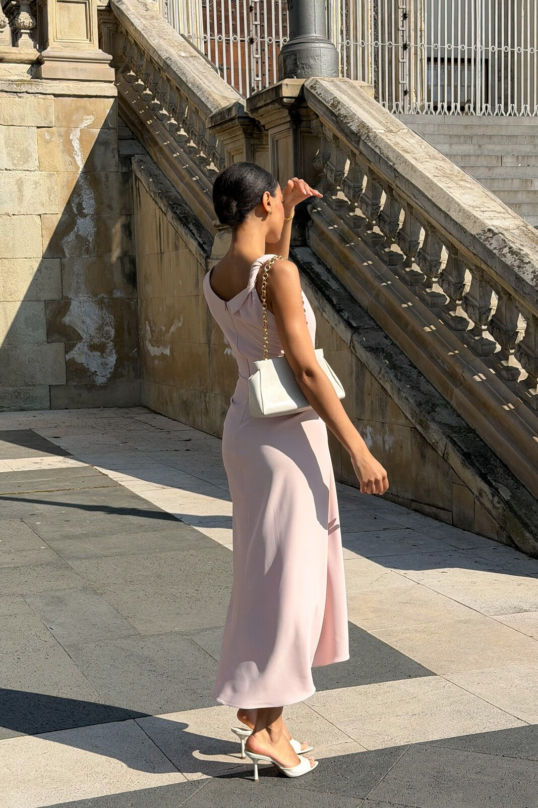 ROBE MIDI ROSE CLAIR À ENCOLURE DRAPÉE